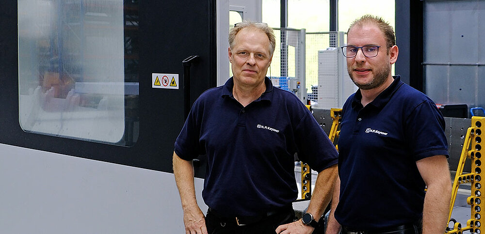 1081x522_Abteilungsleiter Zerspanungstechnik Abteilungsleiter der Zerspanungstechnik vor Anlage