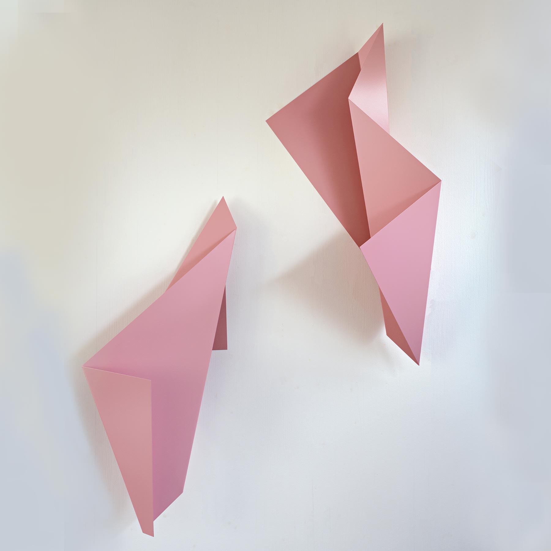 Kunstobjekt an Wand hängend