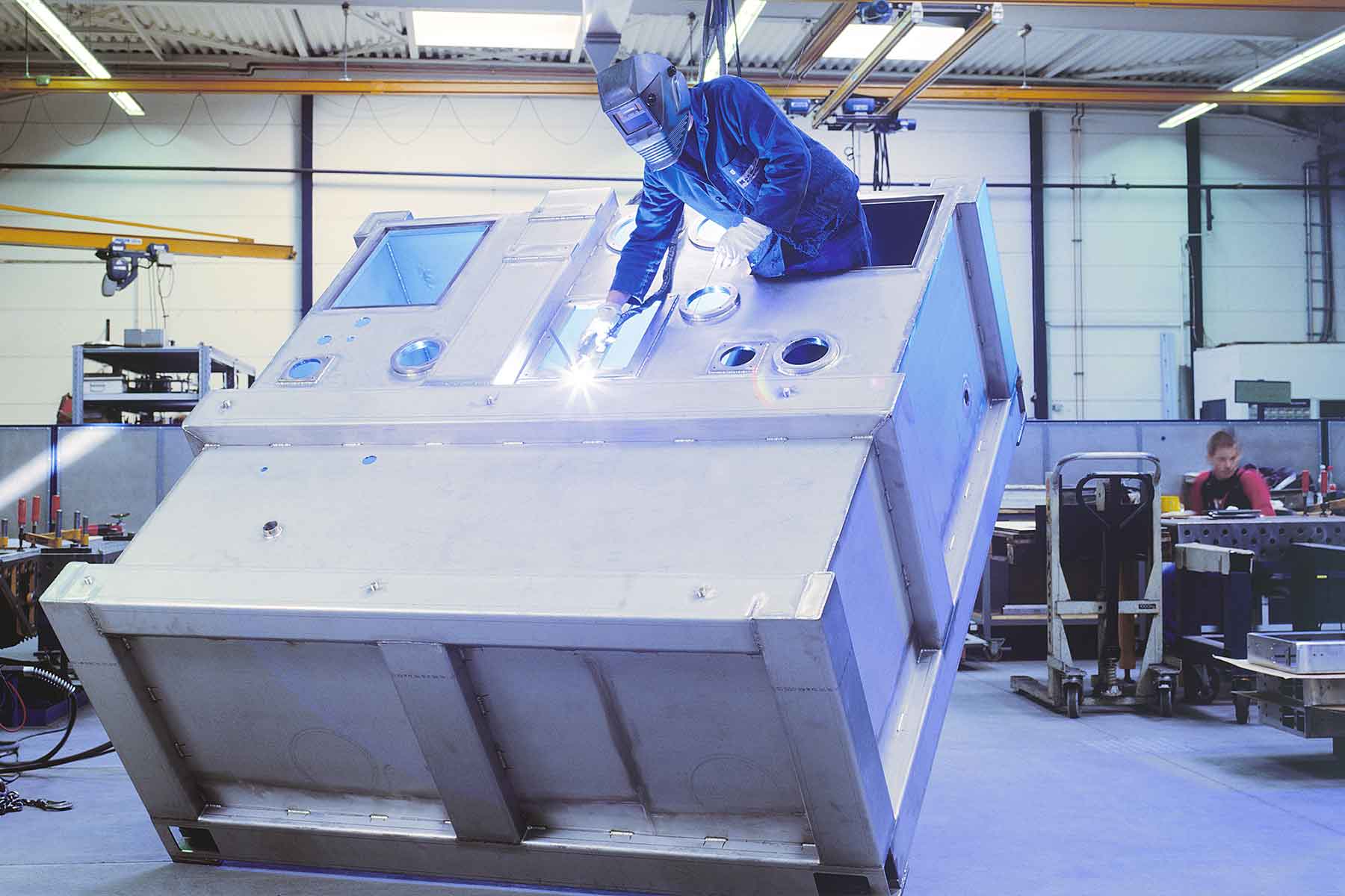 Großes Bauteil wird handgeschweißt