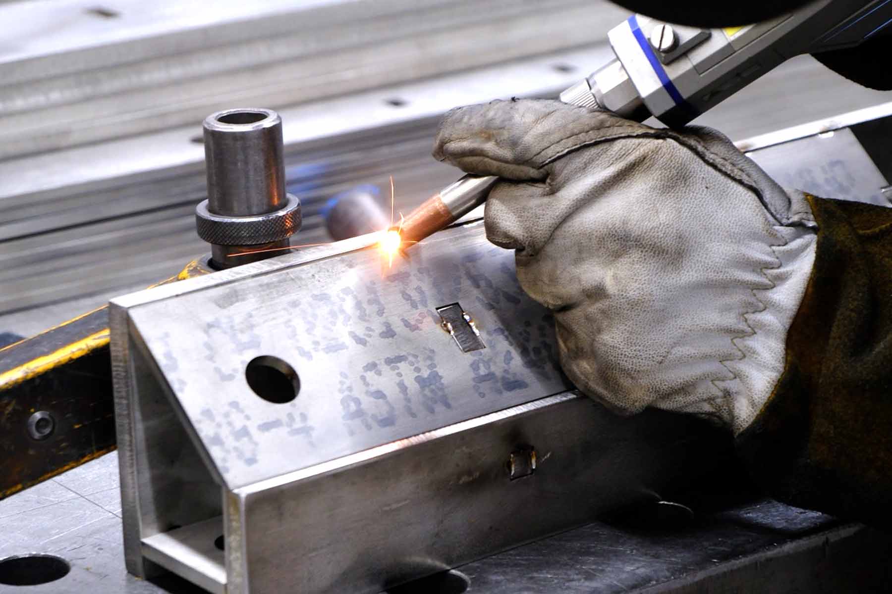 Ausführung von Arbeiten mit Handlaserschweißgerät