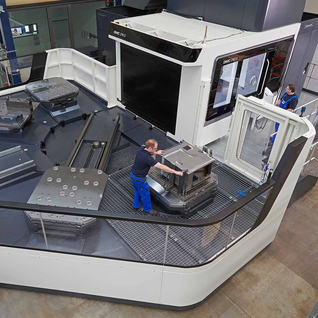 Mitarbeiter bei der CNC-Grossteile-Bearbeitung